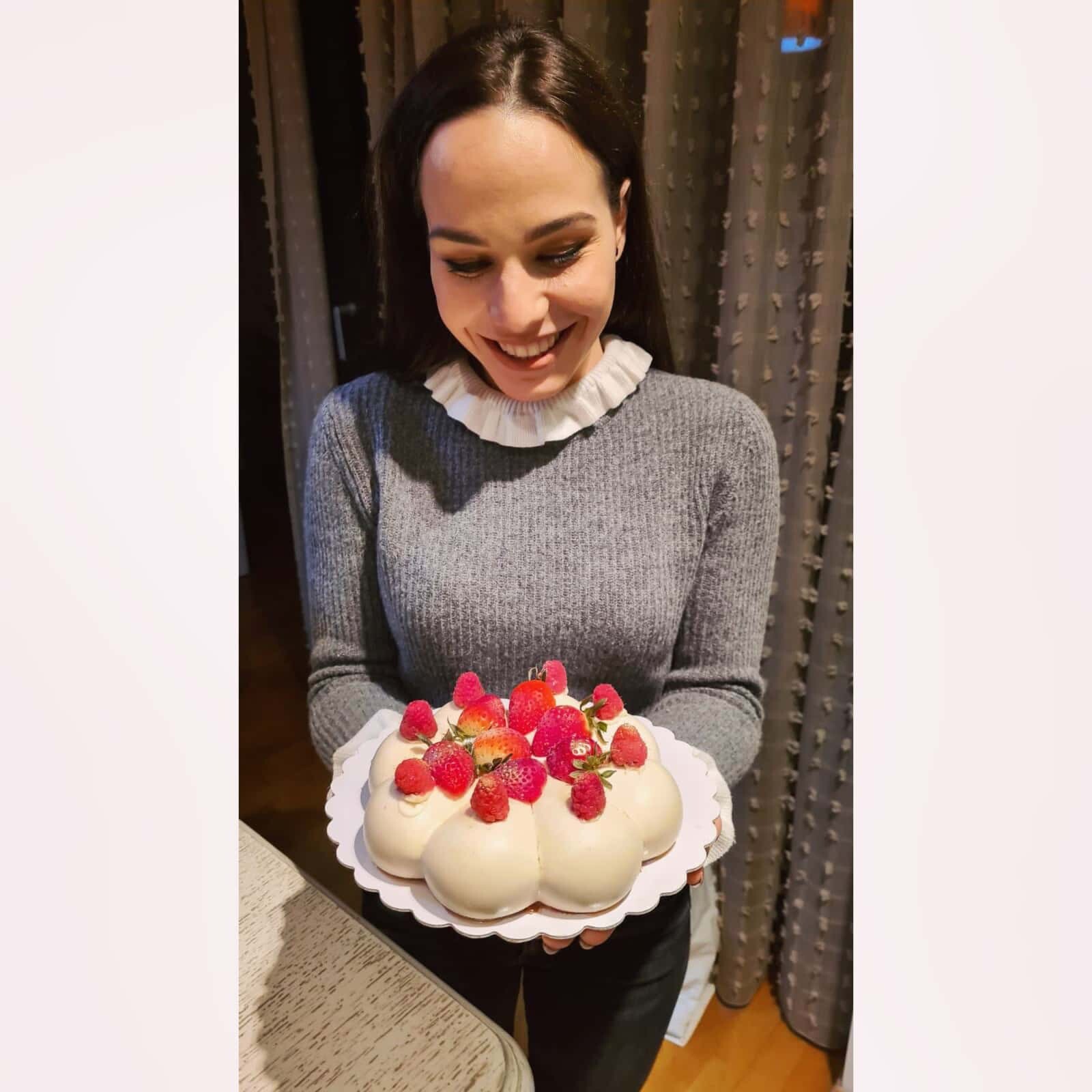 Tort raw-vegan cu cocos și zmeură