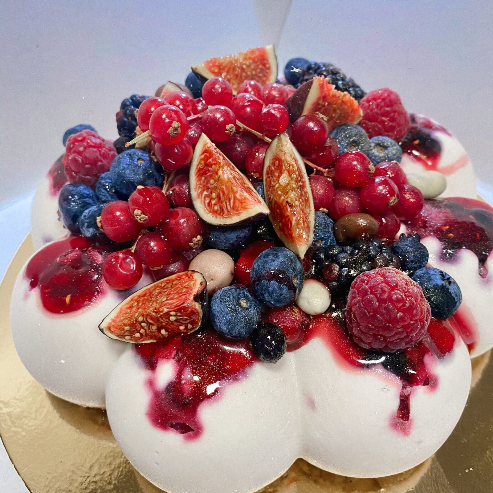 Tort raw-vegan cu cocos și zmeură