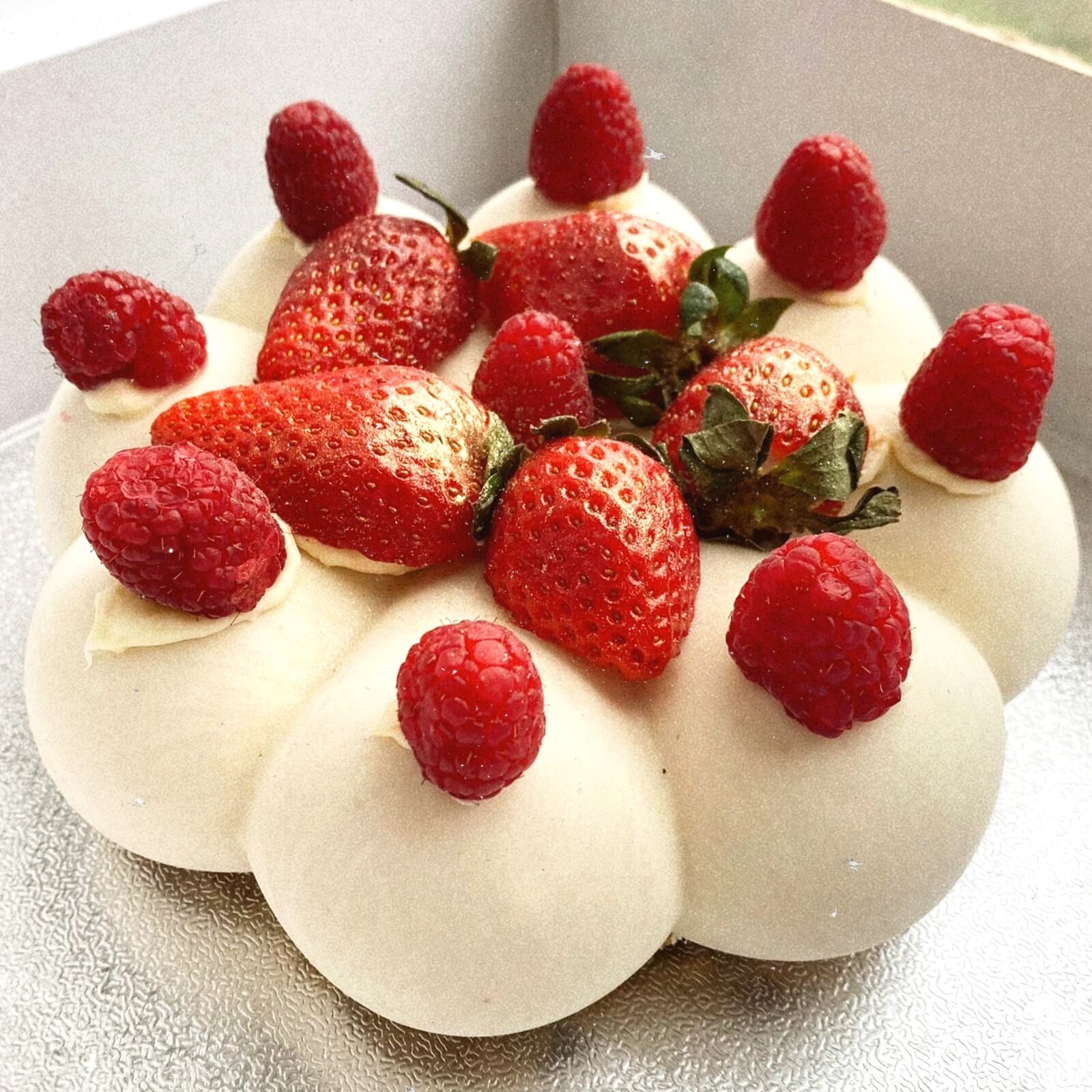 Tort raw-vegan cu cocos și zmeură