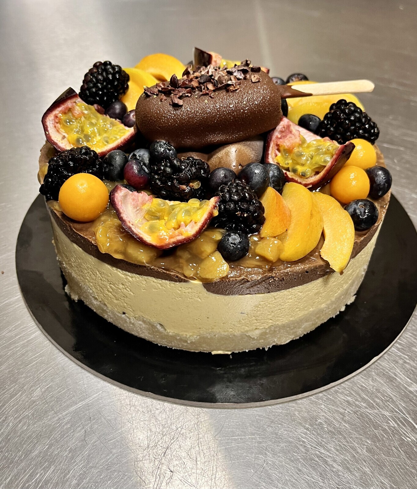 tort_raw_vegan_cu_mango_ciocolata