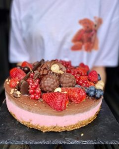 tort raw vegan cu zmeura si ciocolata