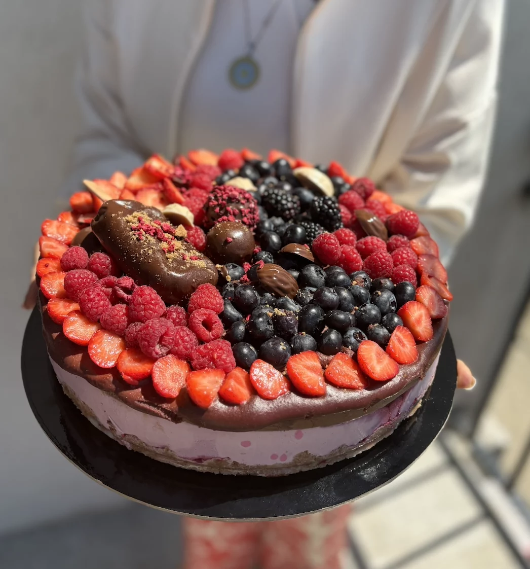 Tort raw-vegan cu ciocolată și zmeură