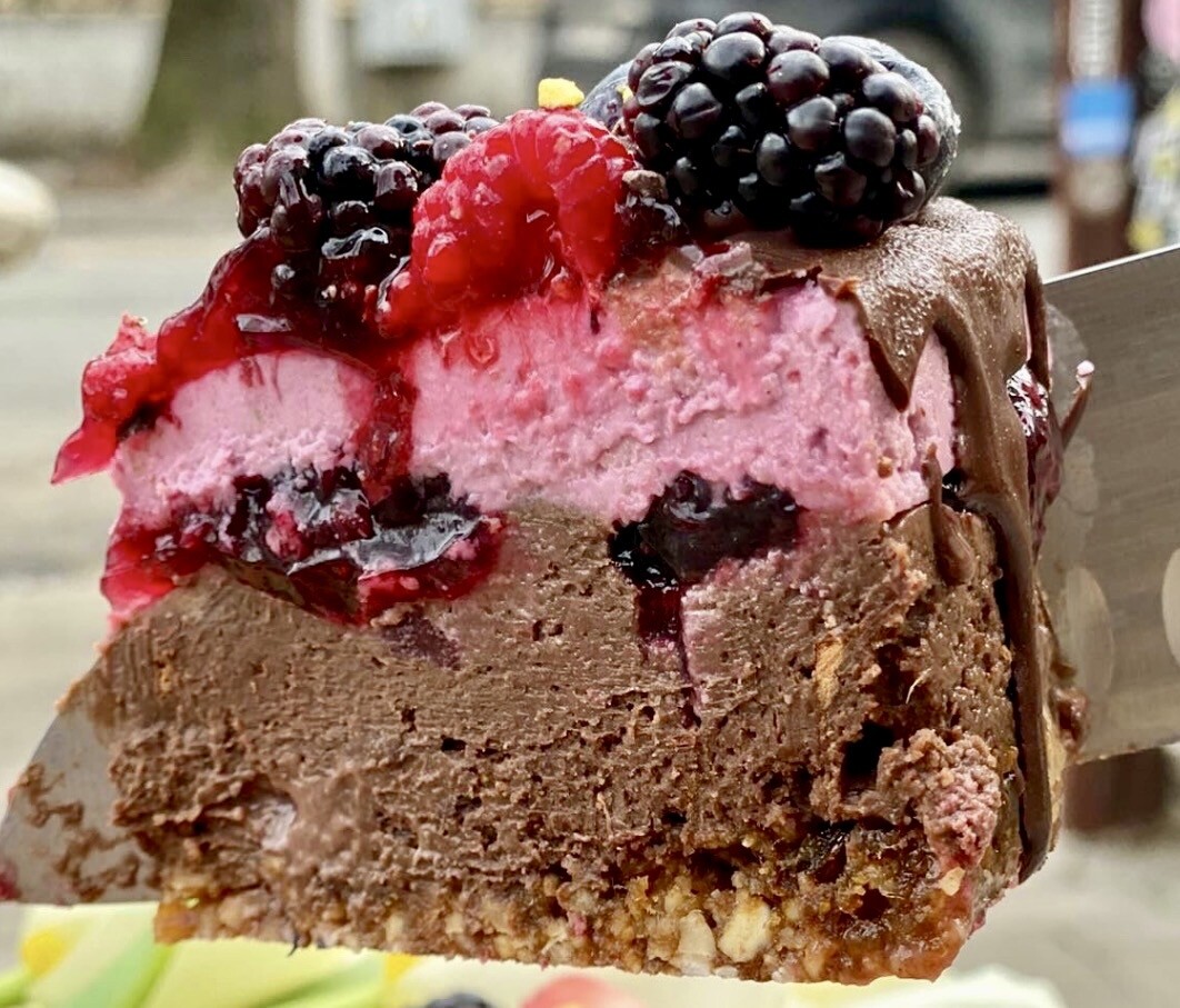 Tort raw-vegan cu ciocolată și zmeură