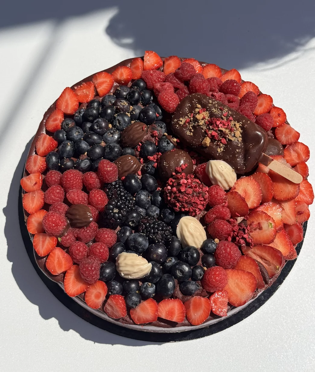 Tort raw-vegan cu ciocolată și zmeură