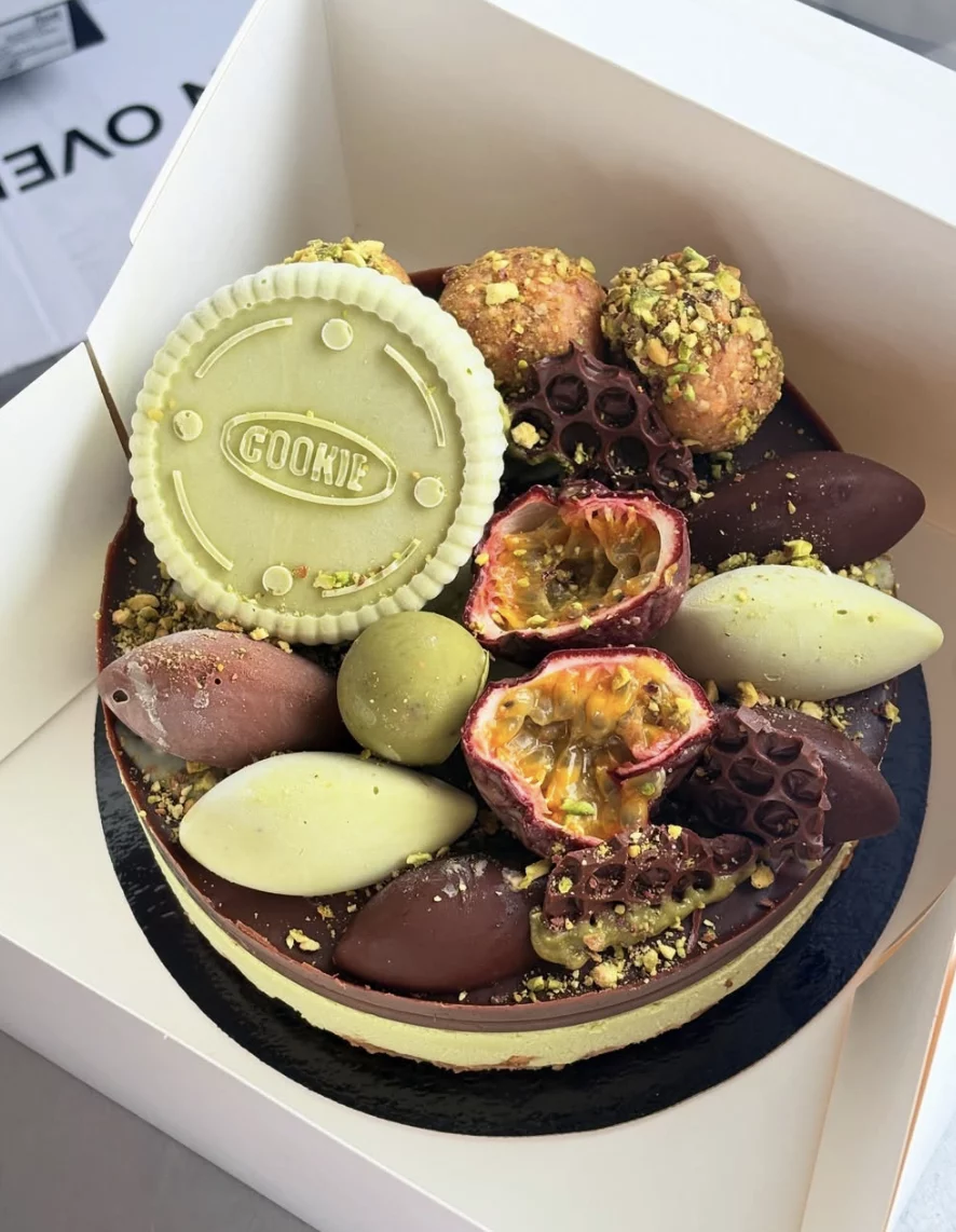 Tort raw-vegan cu fistic și ciocolată, fără zahăr adăugat