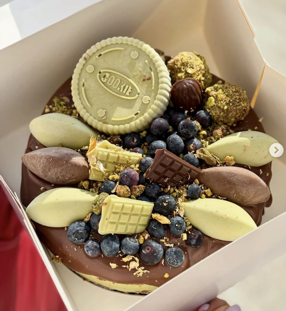 Tort raw-vegan cu fistic și ciocolată, fără zahăr adăugat