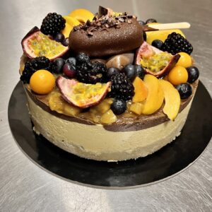 tort_raw_vegan_cu_mango_ciocolata
