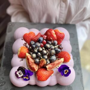 Tort raw-vegan cu fructe de padure