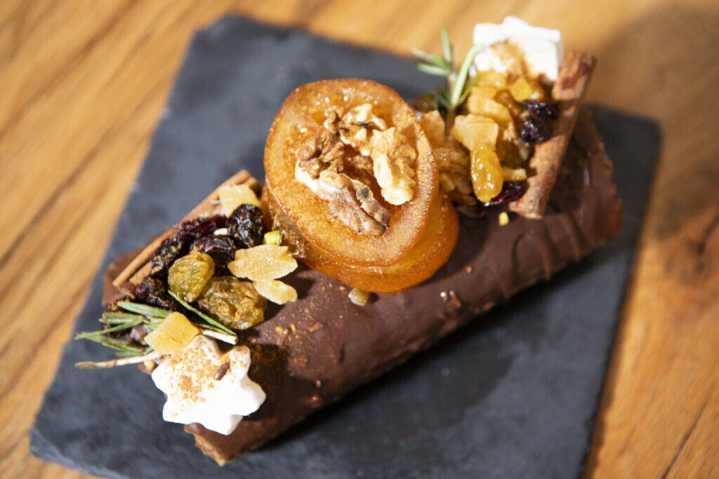 Cozonac raw-vegan, de post, cu nucă și ciocolată