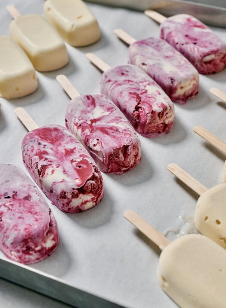 Înghețată vegană Valentine’s cu zmeură, vanilie și ciocolată albă – fără zahăr | Rawmantic Love Collection