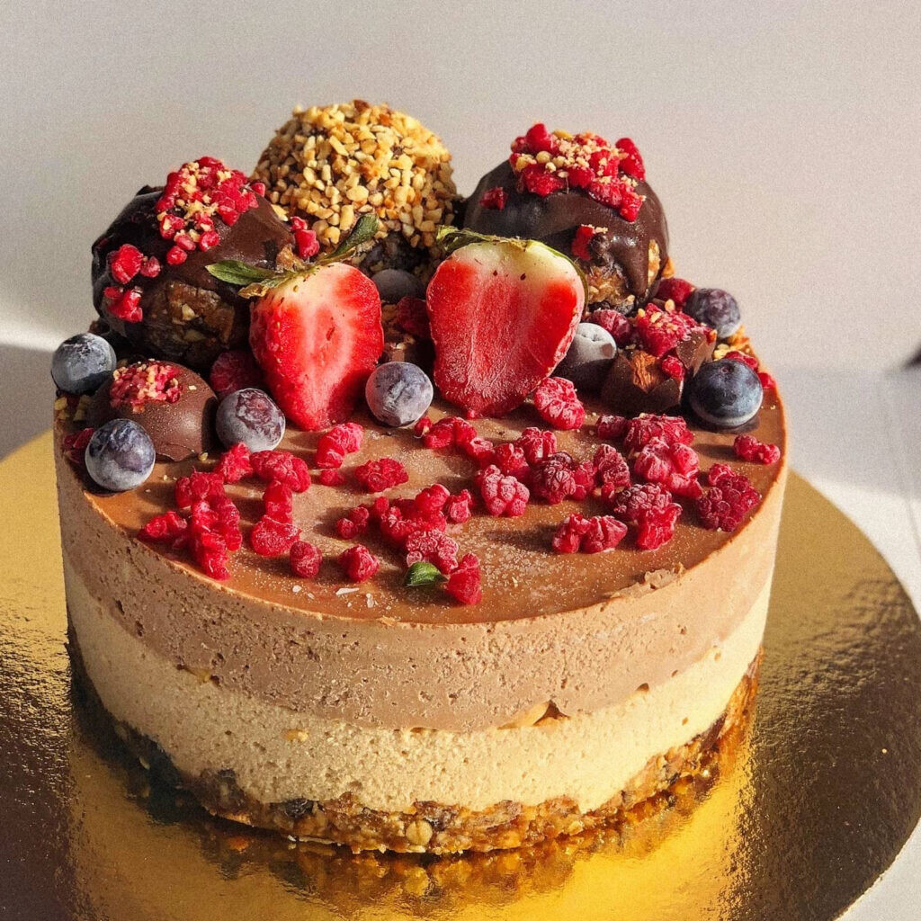 Tort raw-vegan cu caramel si ciocolata